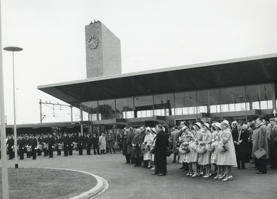 171109 Afbeelding van de aanwezigen bij de opening van het nieuwe N.S.-station Beverwijk, tijdens het hijsen van de ...